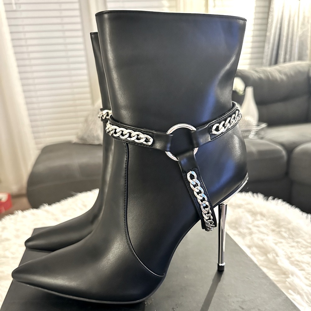 Brand New Women’s size 10 ankle boots with silver chains